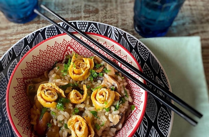 Arroz oriental com cogumelos