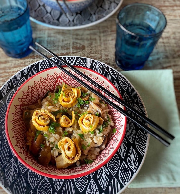 Arroz oriental com cogumelos