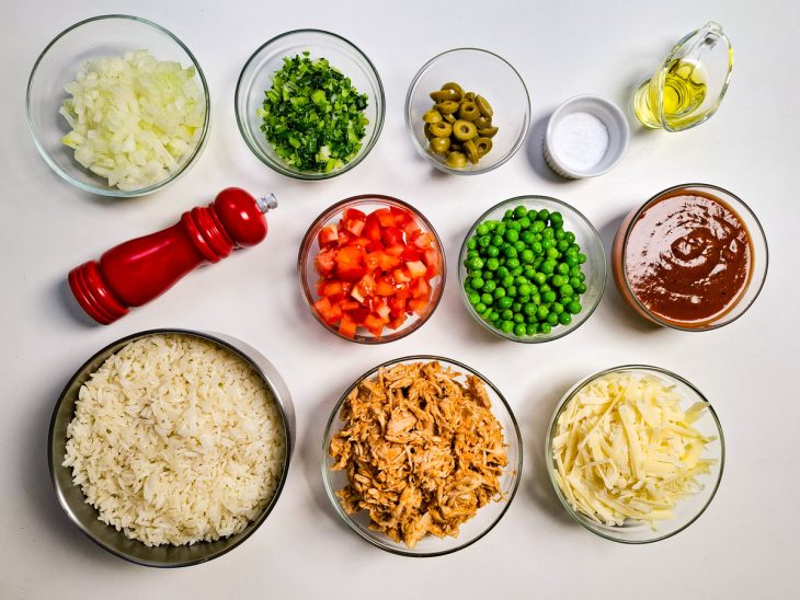 ingredientes para preparo do arroz com frango desfiado separados e organizados.