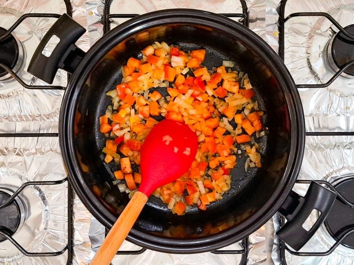 refogado inicial para preparo do arroz com cebola, alho e tomate.