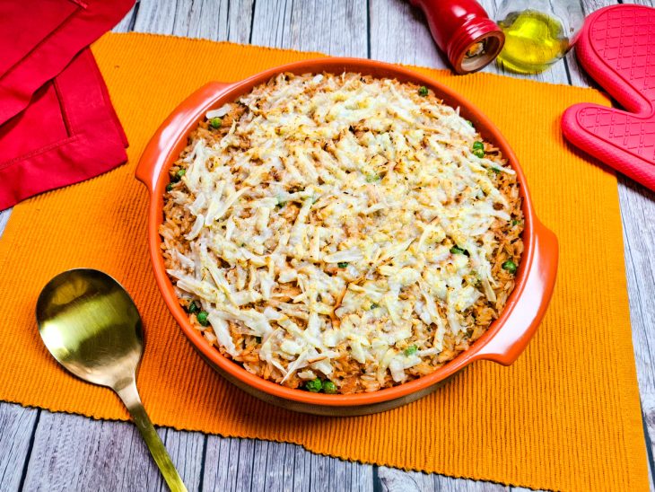 arroz temperado com frango desfiado finalizado e gratinado.