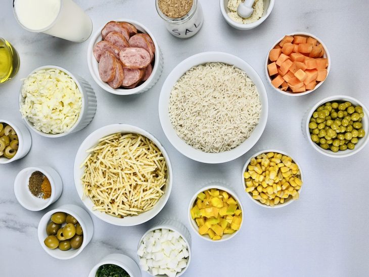 ingredientes para preparo de arroz temperado separados e organizados.