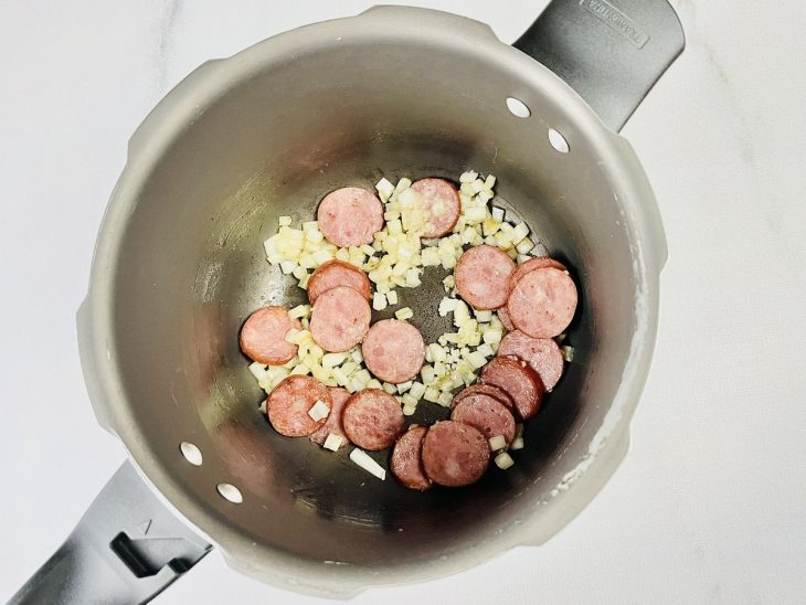 calabresa com cebola refogadas.
