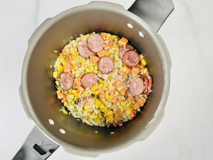 arroz e legumes adicionados ao refogado.