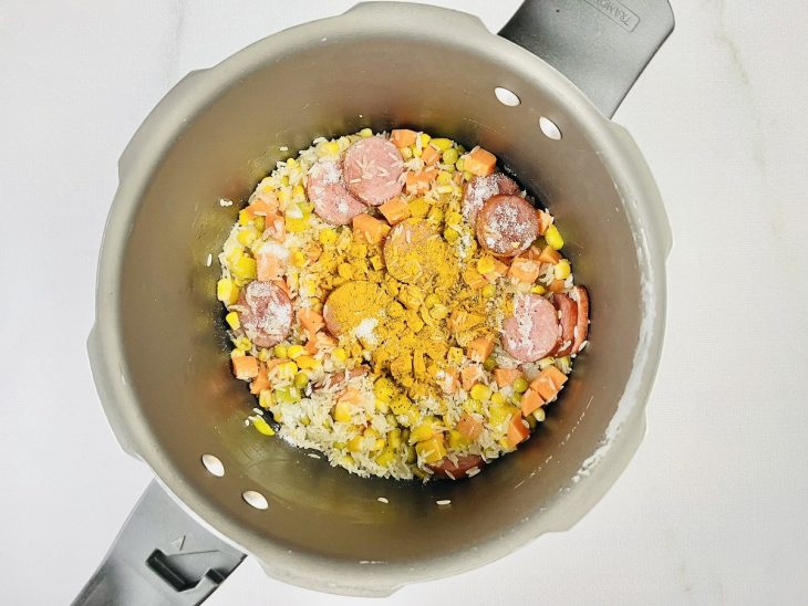 temperos secos adiconados ao refogado de arroz temperado.