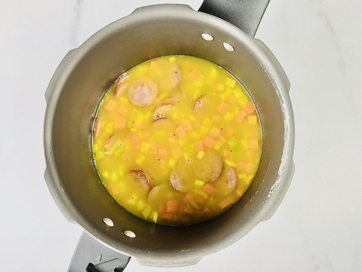 água até cobrir os ingredientes na pannela de pressão.