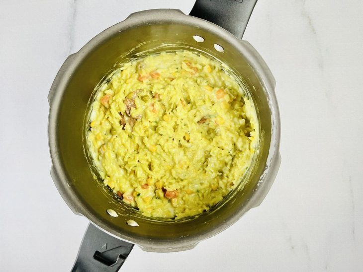 arroz temperado finalizado na panela de pressão.