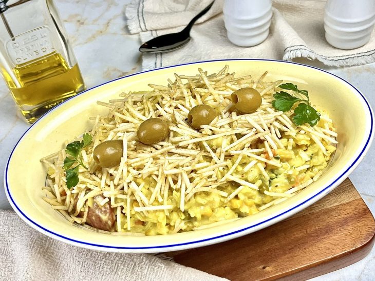 arroz temperado fácil e rápido finalizado e servido.