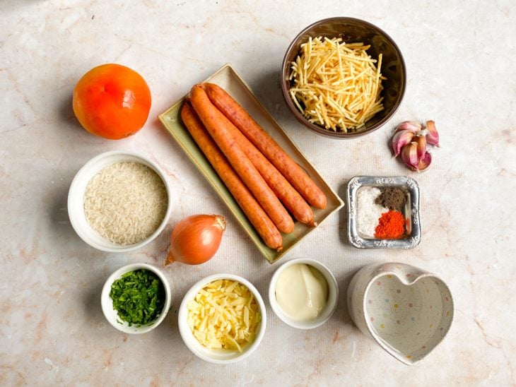 Ingredientes reunidos em uma bancada.