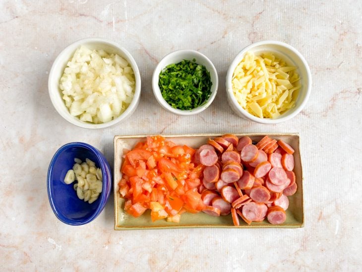Ingredientes picados conforme a indicação do passo a passo.