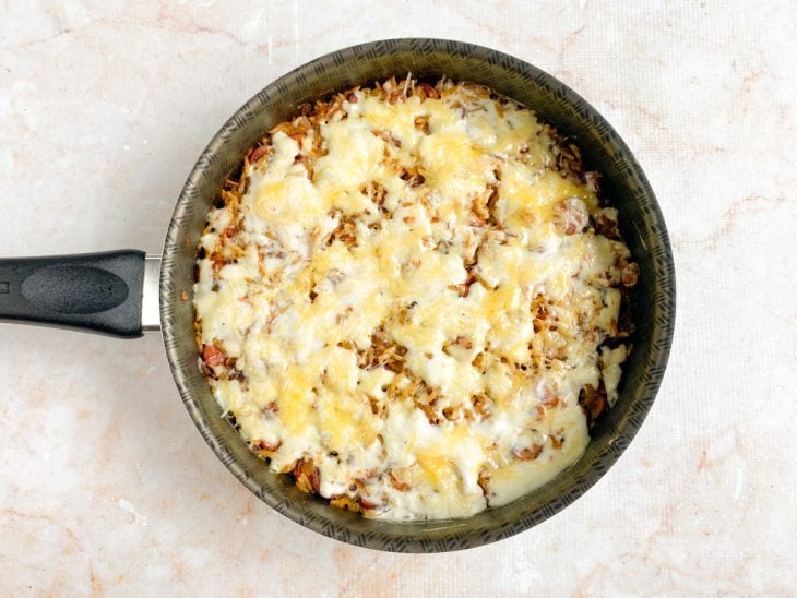 Requeijão e queijo mussarela adicionados a frigideira.