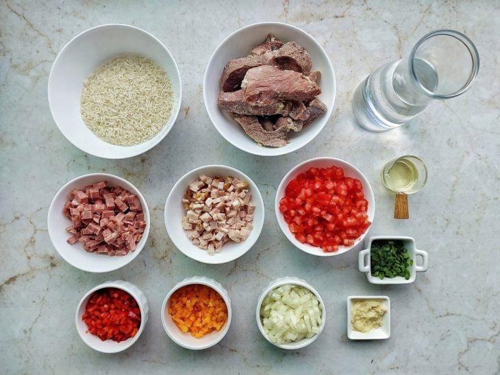 Ingredientes reunidos na bancada.