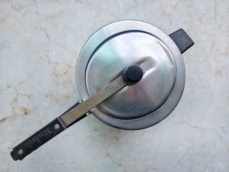 Panela de pressão tampada.