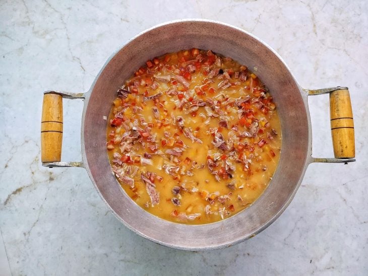 Caldo do cozimento adicionado na panela.
