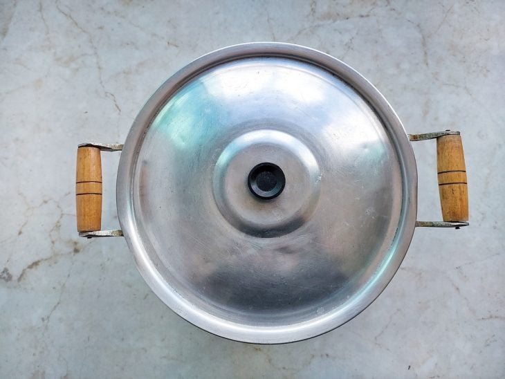 Panela tampada.