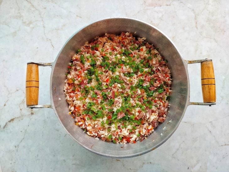 Arroz tropeiro pronto, finalizado com cheiro-verde.