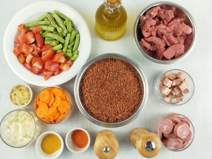 Ingredientes reunidos na bancada.