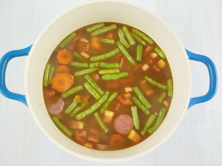 Água adicionada a panela.