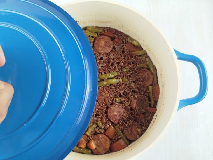 Panela sendo tampada.