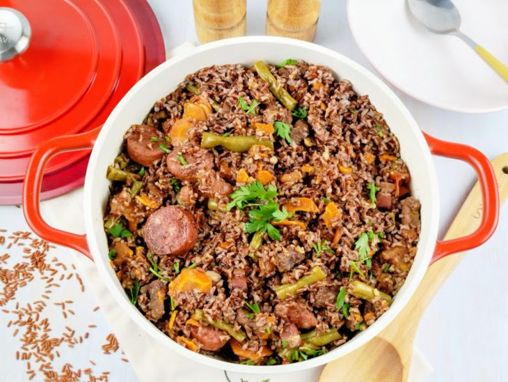 Arroz pronto, servido em travessa.