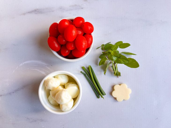 Ingredientes separados sobre a bancada.