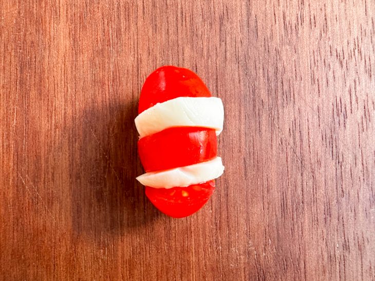 Tomate cortado com a mussarela dentro.