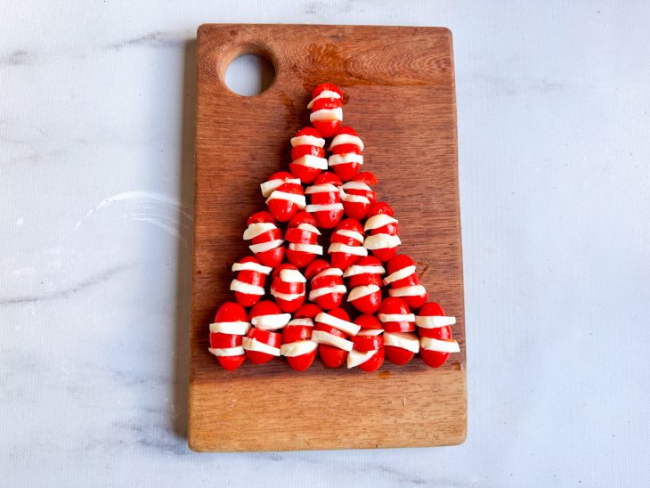 Bolinhas sendo dispostas em triângulo, formando a árvore.