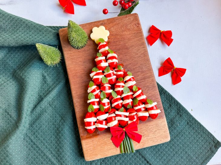 Árvore de Natal caprese servida.