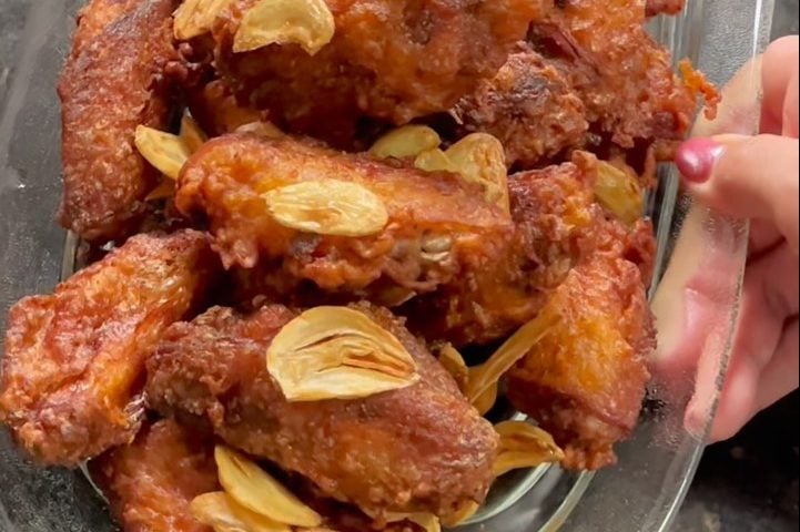 Asa de frango e alho frito