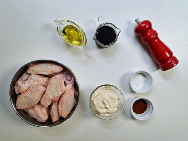 Ingredientes reunidos em uma bancada.