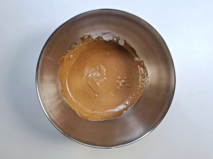 Mistura de maionese, páprica, shoyu, sal, pimenta-do-reino e azeite em uma tigela de alumínio.