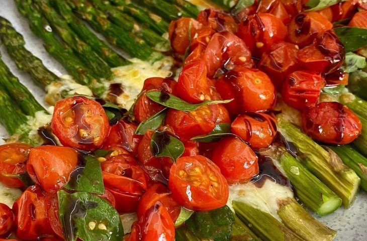 Aspargos com tomate-cereja