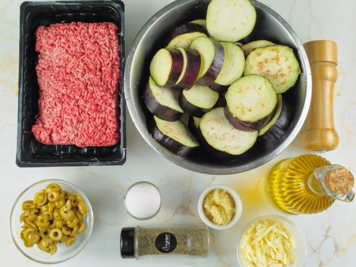 Ingredientes reunidos em uma bancada.
