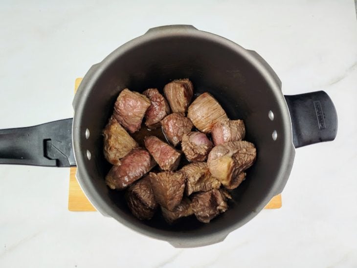 Carne selada na panela de pressão.