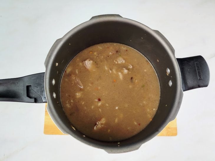 Água adicionada na panela.