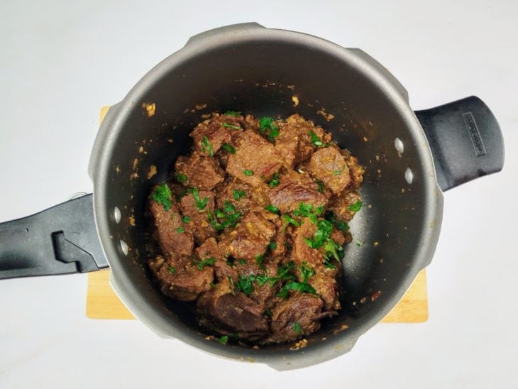 Carne finalizada com cheiro-verde.