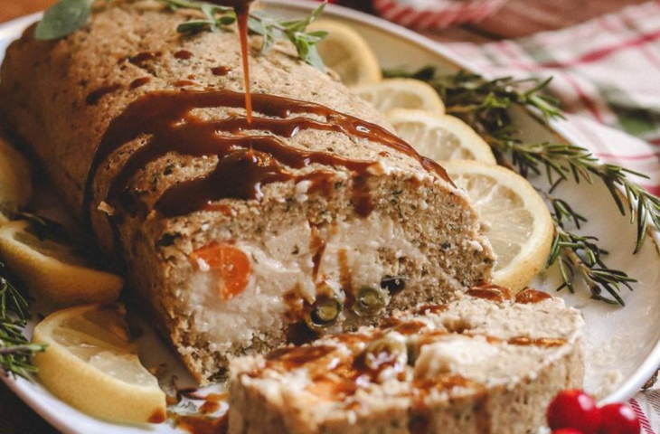 Assado de tofu recheado com cajupiry e legumes