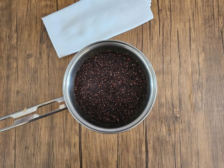 Uma panela contendo água e quinoa.