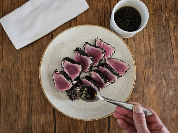 Um prato contendo pedaços de atum empanado.