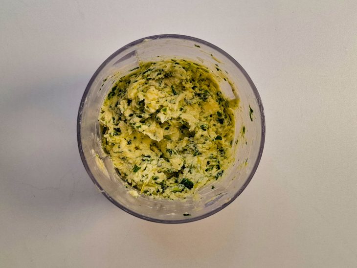 Num pote, a manteiga, o alecrim e a salsinha, as raspas e o suco do limão-siciliano misturados.