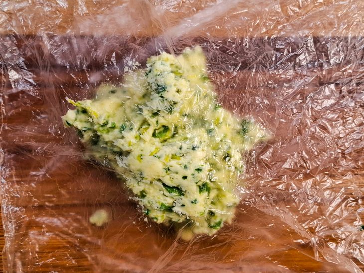 Mistura dispostas entre duas folhas de plástico.