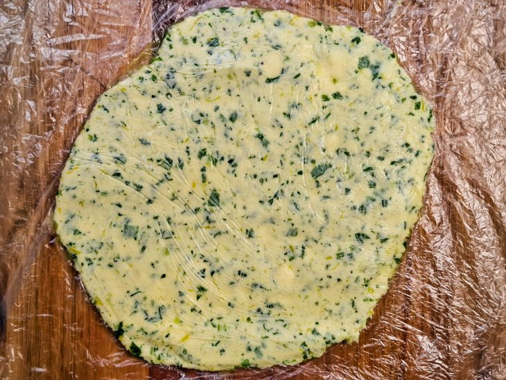 Entre as folhas de plástico, a mistura numa camada fina e retangular.