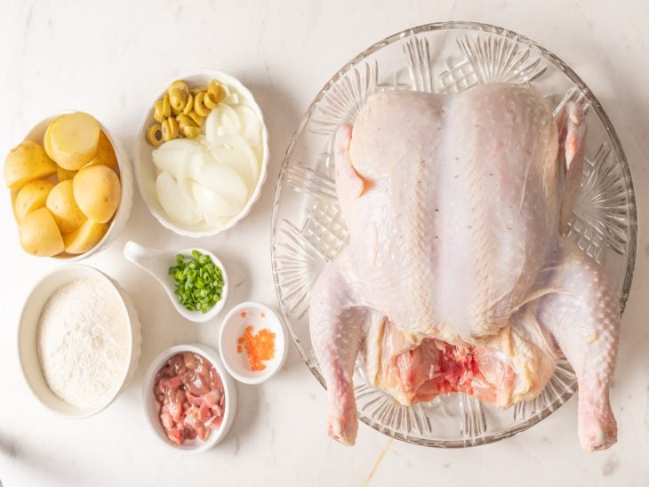 Uma bancada com os ingredientes.