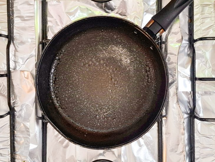 panela de ferro untada aquecendo.