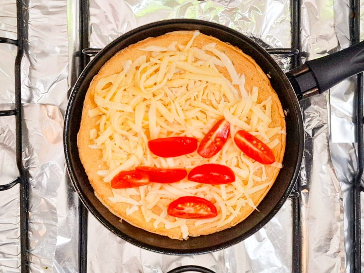 aveioca recheada com queijo e tomate.