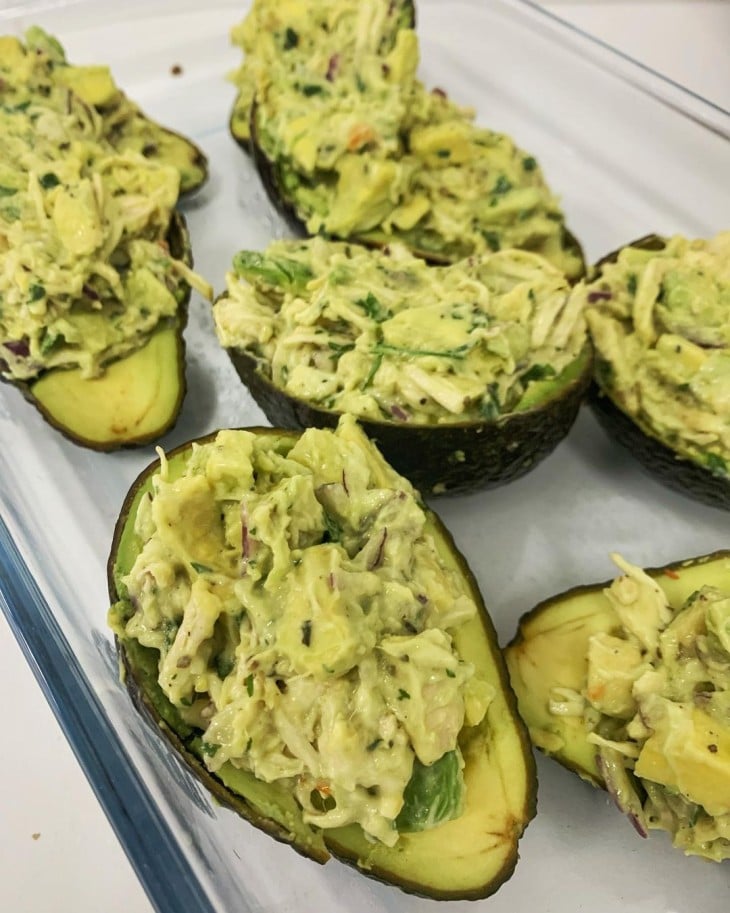 Avocado com frango desfiado