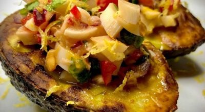 Avocado grelhado com ceviche de pupunha