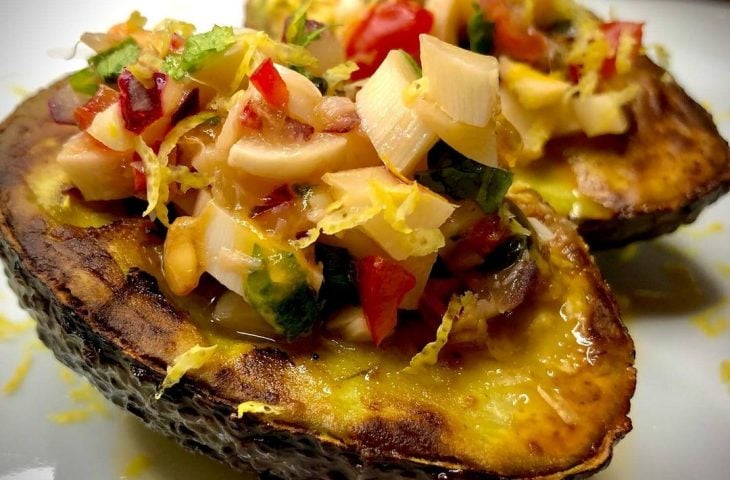 Avocado grelhado com ceviche de pupunha