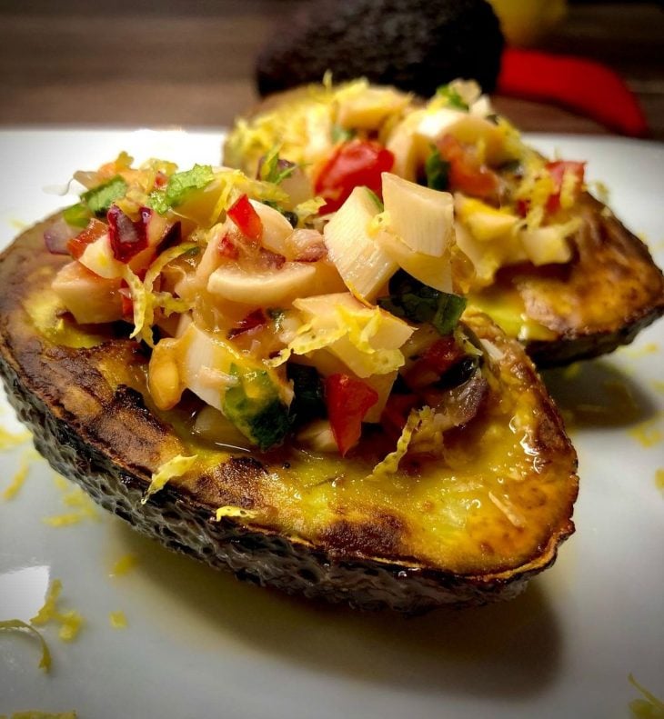 Avocado grelhado com ceviche de pupunha