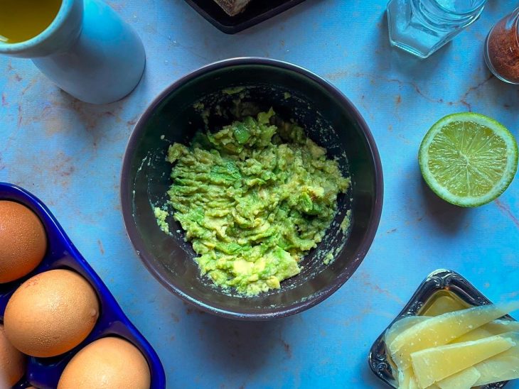 Um recipiente contendo uma pastinha de avocado.